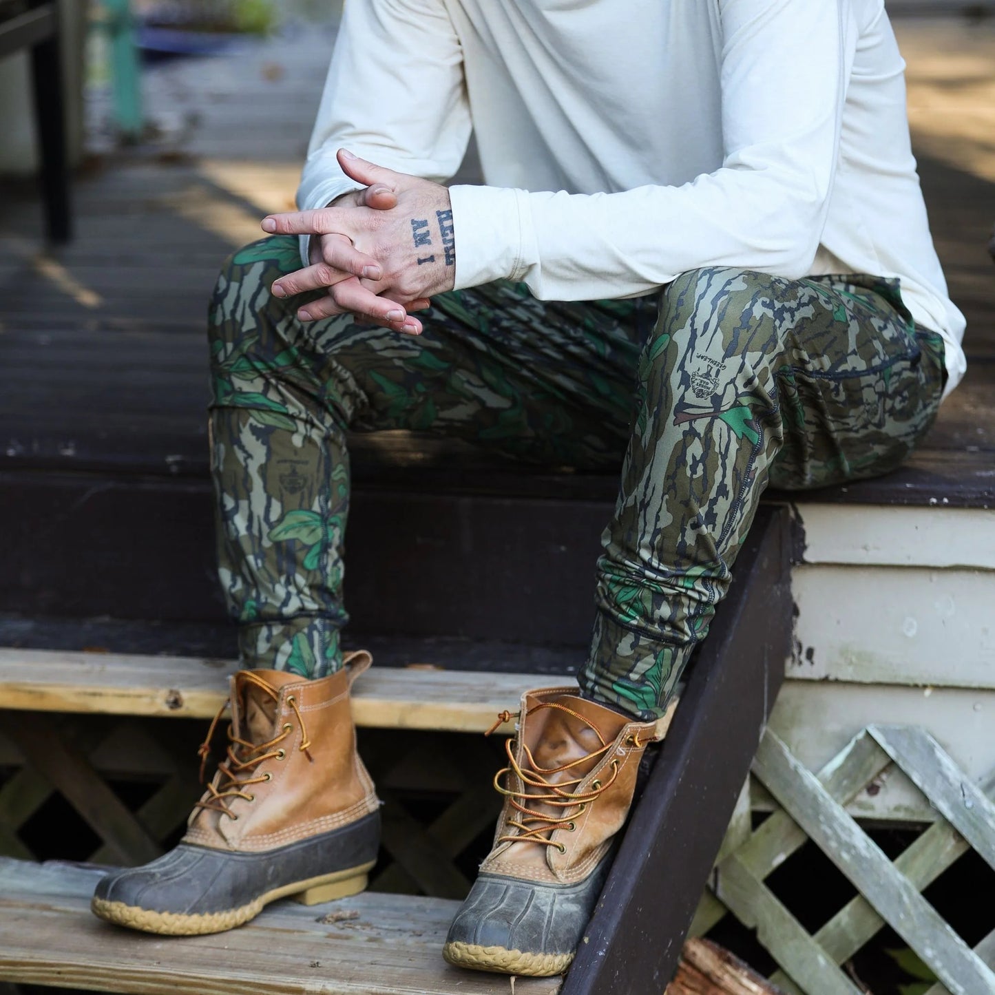 Men’s Mossy Oak Greenleaf camo joggers in a performance blend fabric, 4-way stretch, tapered leg and athletic fit. 