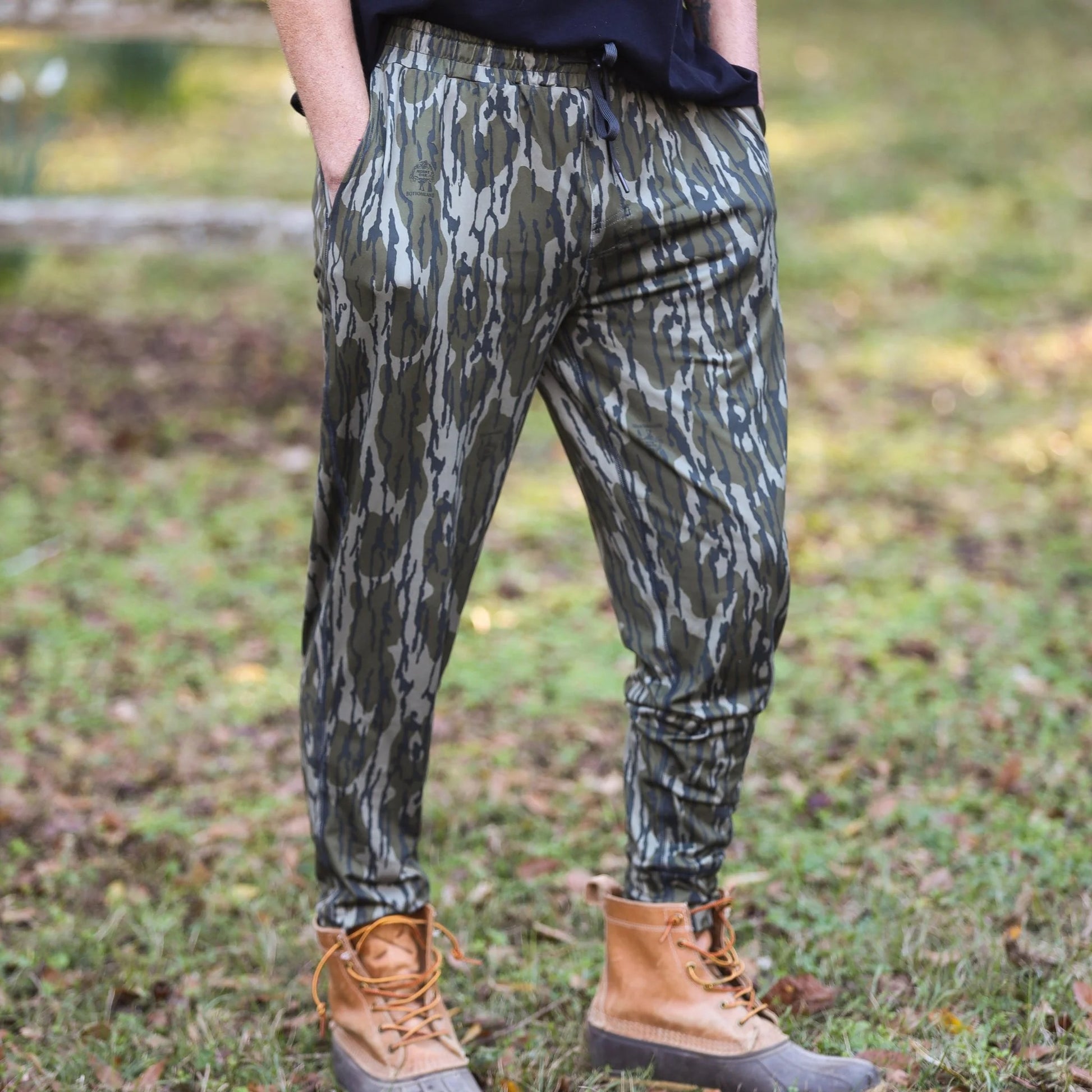 Men’s Mossy Oak camouflage joggers with performance stretch, buttery soft fabric, athletic fit, and tapered leg, featuring deep pockets and elastic drawstring waistband.  