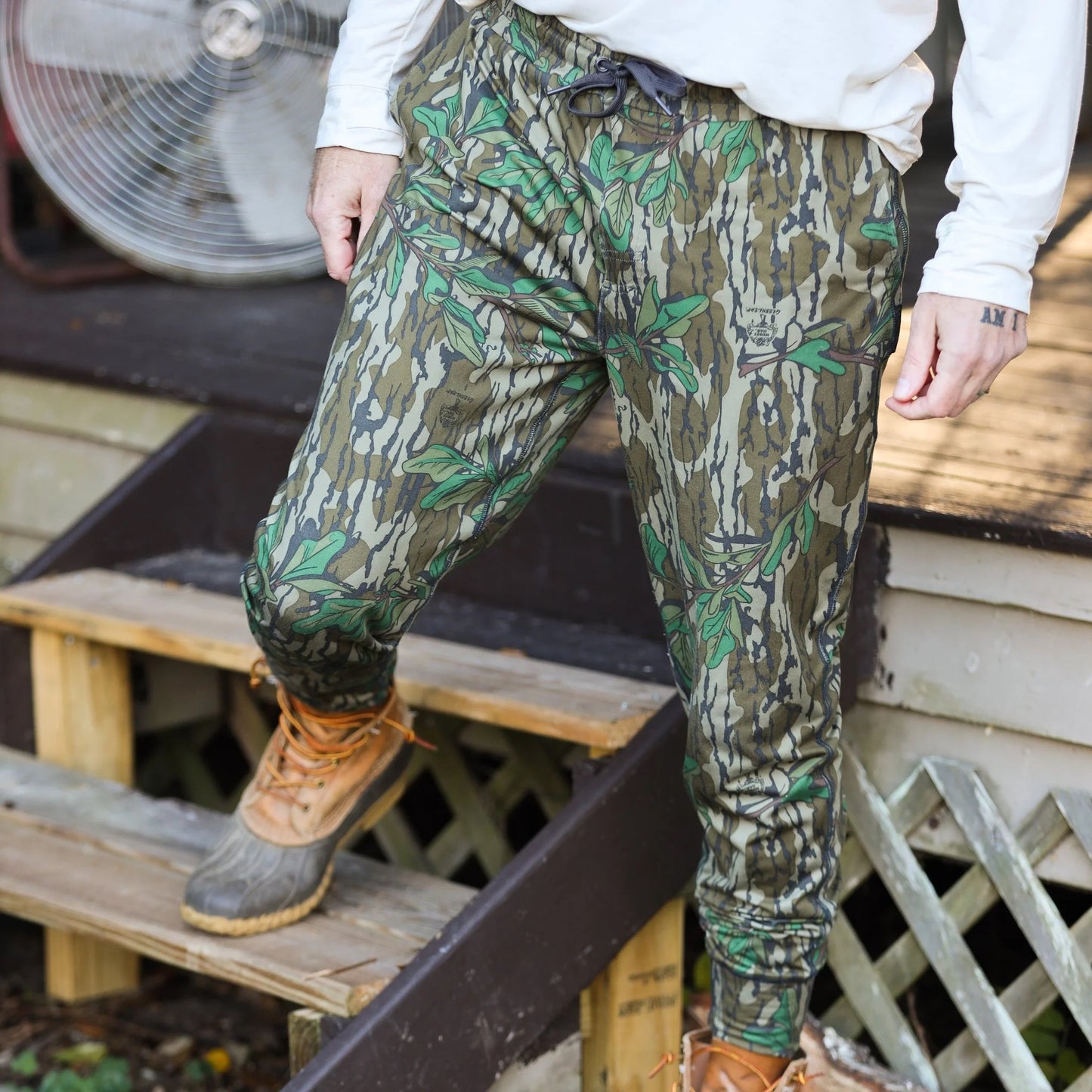 Elastic waistband with adjustable drawstring on men’s Mossy Oak camo joggers. 