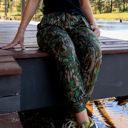 Women’s Mossy Oak athletic jogger with elastic waistband and gold end cap drawstring detail. 