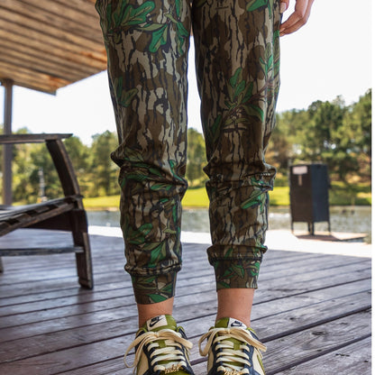 Women’s Mossy Oak camo joggers with relaxed fit, elastic waistband and built for every day comfort. 