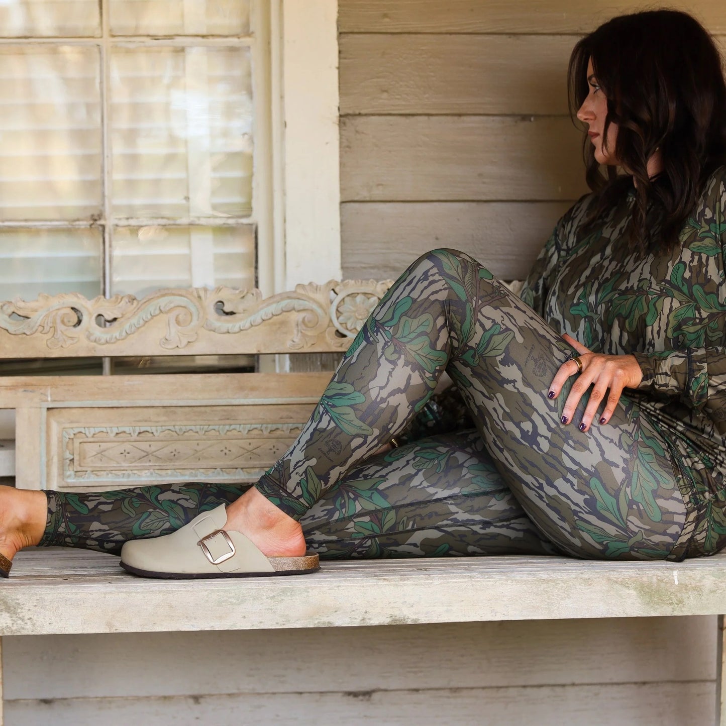 Women’s Mossy Oak camo leggings blending outdoor performance with modern athleisure style. 